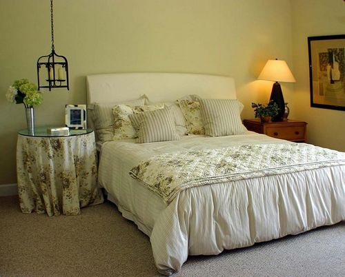 Спальня в пастельных тонах: фото и дизайн маленького интерьера, нежные шторы, современные обои, теплые картины