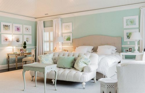 Спальня в пастельных тонах: фото и дизайн маленького интерьера, нежные шторы, современные обои, теплые картины