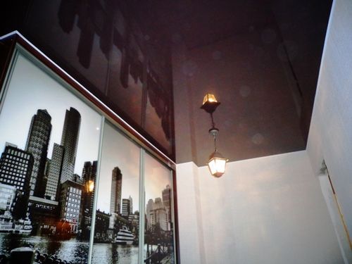 Темно коричневые натяжные потолки - фото вариантов применения