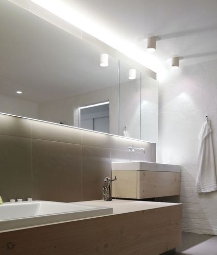 Точечные светильники в ванную комнату (58 фото): встраиваемые светодиодные модели, настенное и потолочное освещение, варианты расположения в интерьере
