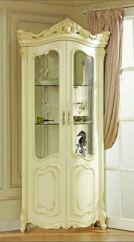 Угловая витрина для гостиной: стеклянная для посуды, шкаф-витрина белая, фото в современном интерьере