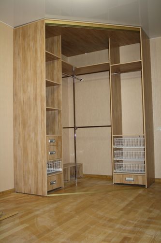 Угловой шкаф-купе в спальню (77 фото): радиусный и полукруглый, наполнение внутри