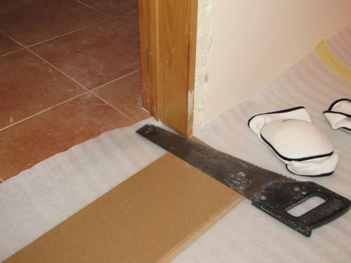 Укладка ламината в дверном проеме: соединение и видео, под коробкой и у двери, как уложить и стелить, класть