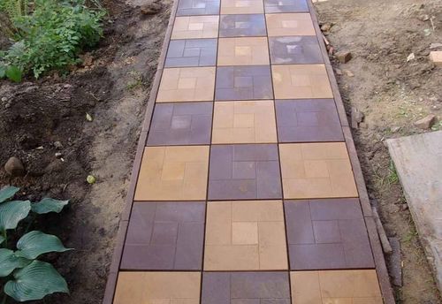 Укладка тротуарной плитки на даче (36 фото): устройство и изготовление садовых дорожек своими руками