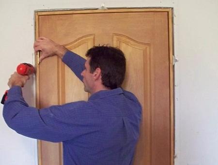 Установка дверей своими руками: монтаж межкомнатных и пошаговая инструкция, фото и как самостоятельно установить