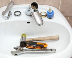 Установка смесителя на раковину в ванной