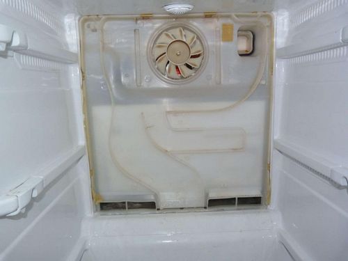 В холодильнике намерзает лед на задней стенке: почему намораживает снег, Ноу Фрост, образуется лед в Атлант