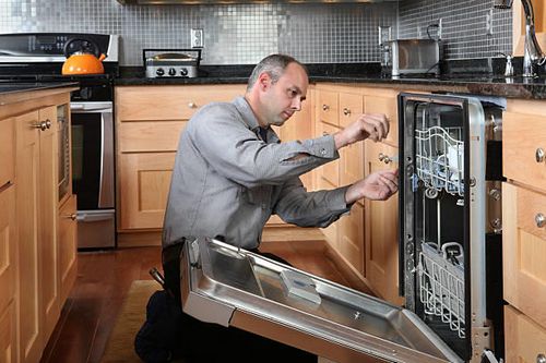В посудомоечной машине остается вода на дне: не уходит и стоит, прессостат не сливает, что делать, как слить
