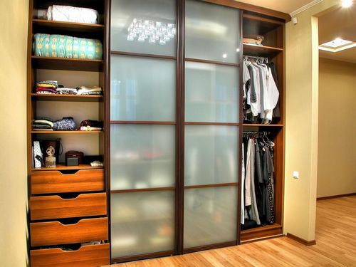 Встроенный шкаф в прихожую фото дизайн идеи: сделать в коридоре двери, маленькие кухни в квартире узкой