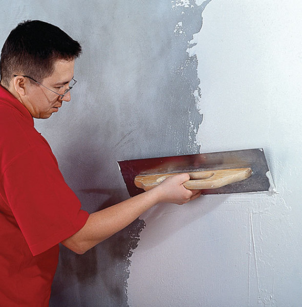 Выравнивание стен шпаклевкой: как выровнять потолок своими руками, видео-инструкция, фото и цена