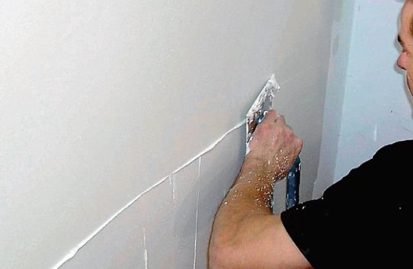 Выравнивание стен шпаклевкой: как выровнять потолок своими руками, видео-инструкция, фото и цена