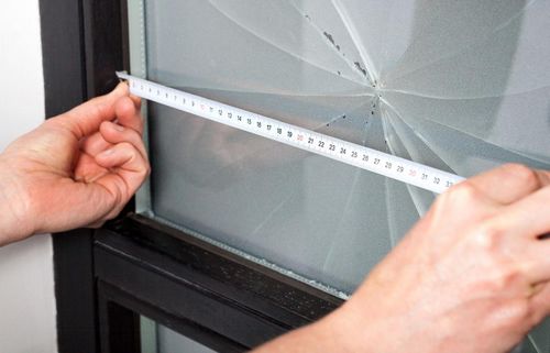 Замена стекла в межкомнатной двери: как вставить вместо разбитого и поменять, установка своими руками видео