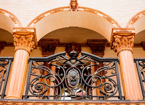 Уникальность проявляется в деталях: кованые перила внутри и снаружи дома