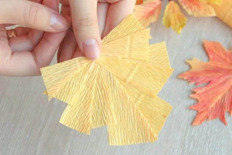 Осенние листья из гофрированной бумаги своими руками