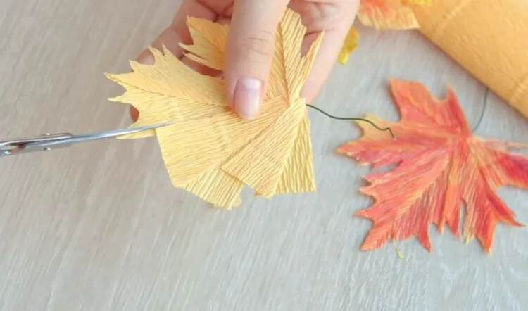 Осенние листья из гофрированной бумаги своими руками