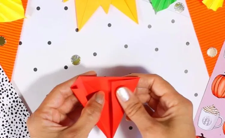 лист клена из бумаги оригами