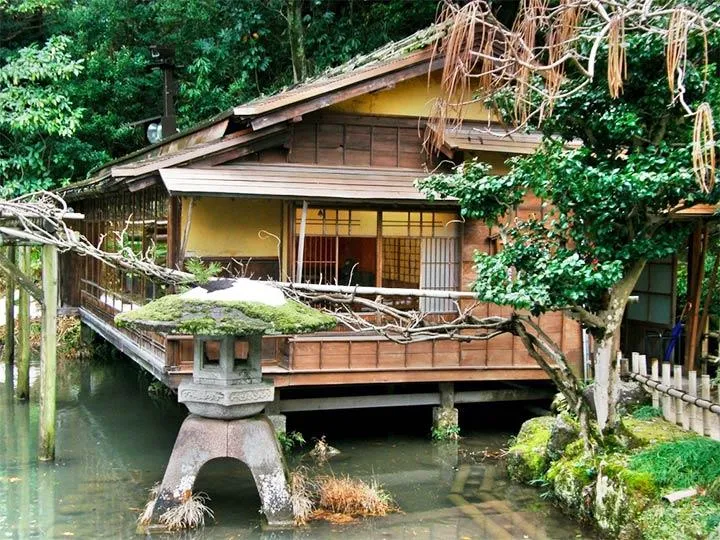 Дом на сваях в Японии