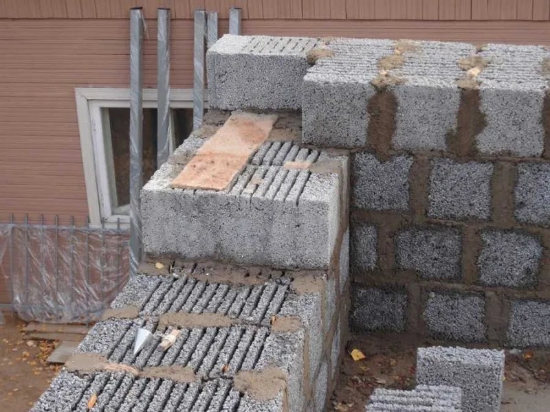При использовании щелястых блоков, стена должна быть толстой