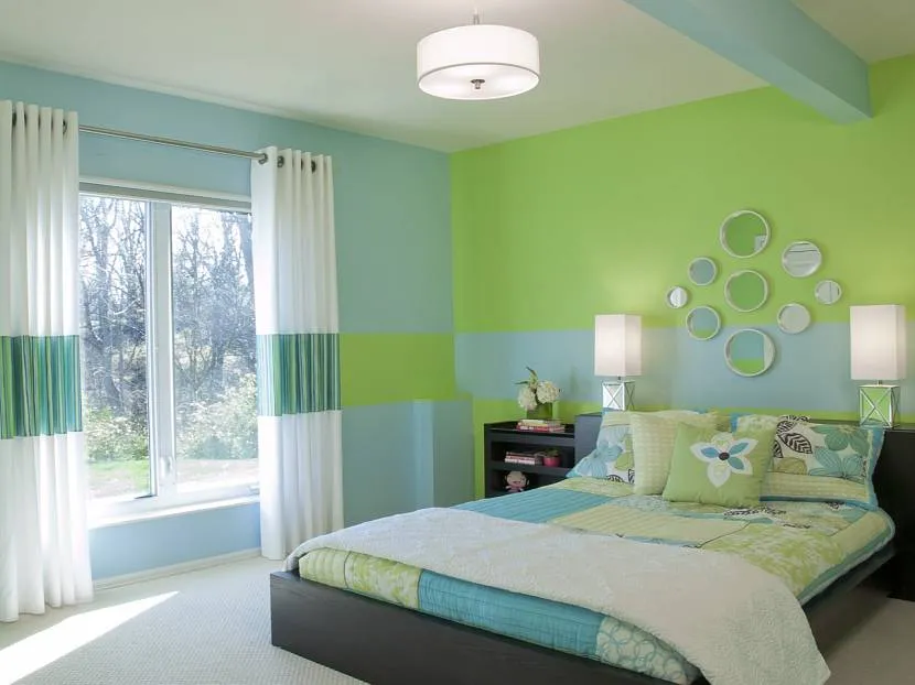 Спальне на юго-востоке подойдет зеленый и древесный цвет