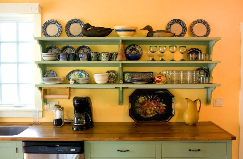 Навесные полки на кухне используют как место для хранения с элементами декора