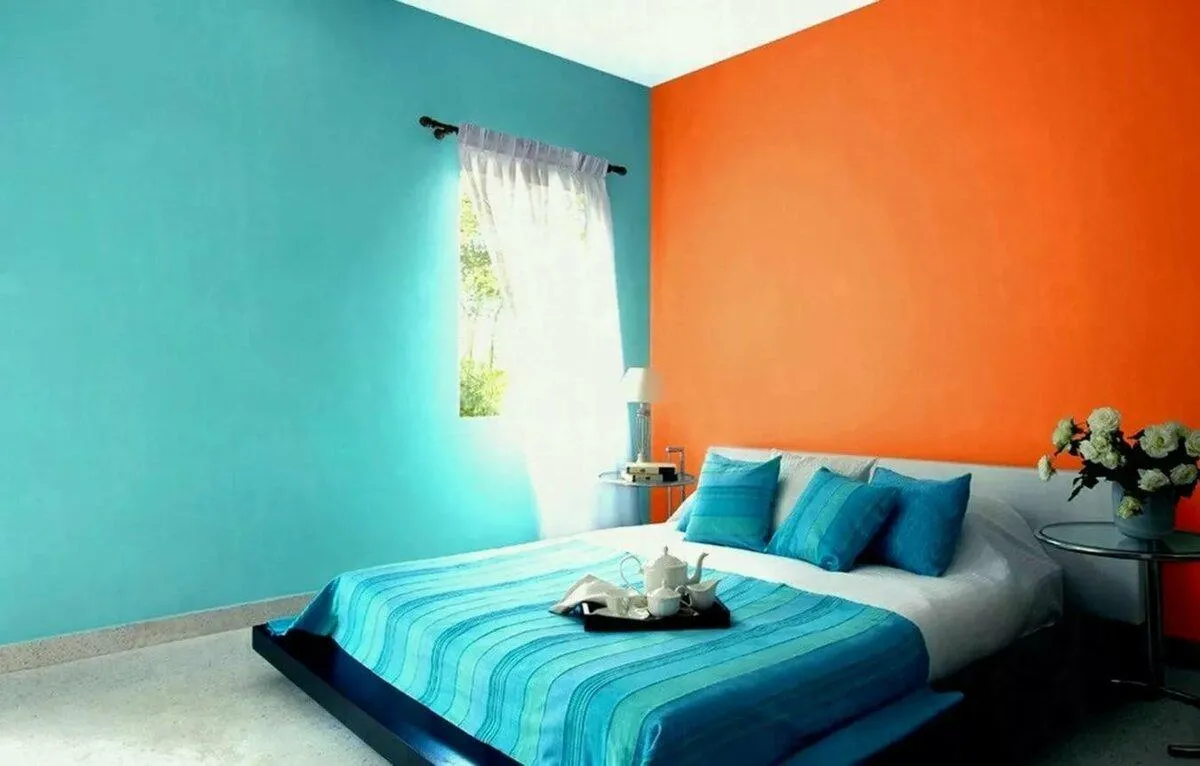 Сочетание оранжевых и синих обоев в спальне 