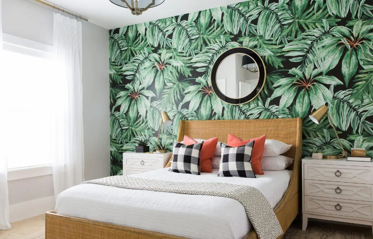 Акцентная стена с растительным рисунком в спальне 