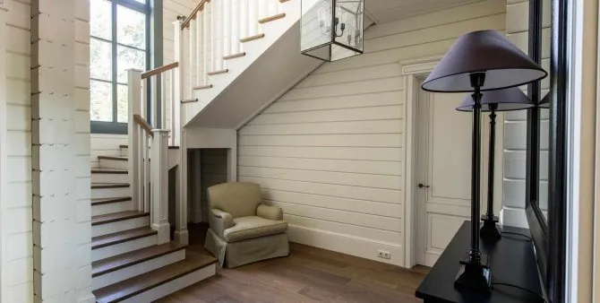 Необычная идея дизайна лестницы в светлом доме 