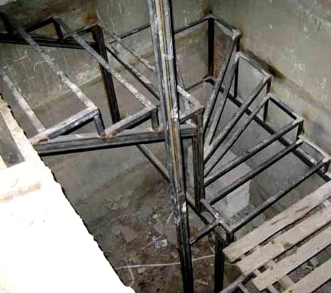 Лестницы в подвал из дома