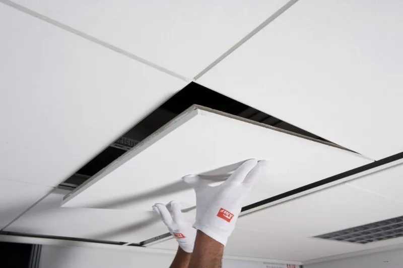 Главная трудность монтажа потолка Армстронг в квартире в том, что плиты при монтаже наклоняются под углом 30 градусов, а это, в свою очередь, невозможно, если над каркасом недостаточно пространства