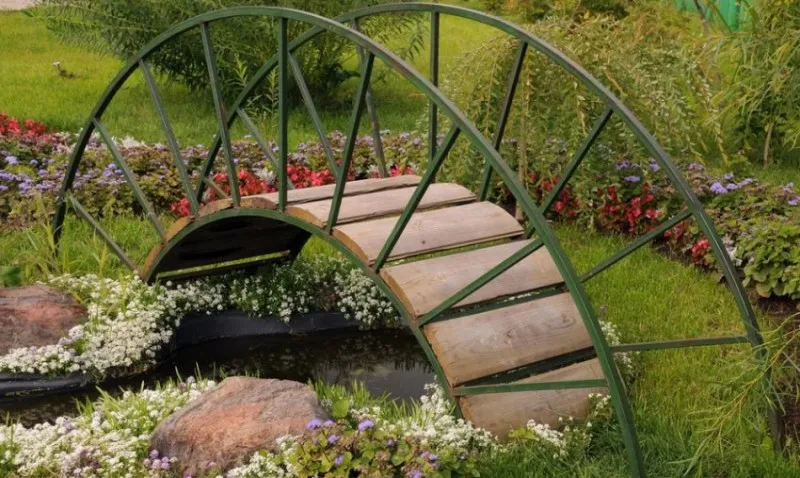 Арочный мостик в саду
