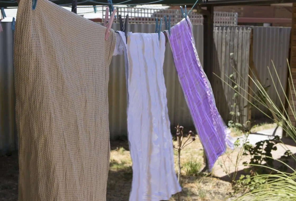 Кухонные полотенца сушатся на улице